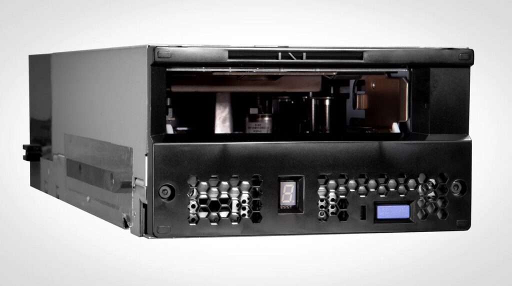 Die IBM LTO-10-Laufwerke kommen wahlweise mit zwei SAS-Anschlüssen (je 12 Gbit/s) oder zwei Glasfaserkanälen (Fibre Channel, je 32 Gbit/s).